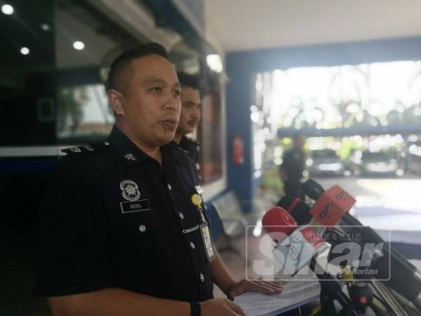 Azizul ketika sidang media di IPD Tanah Merah di sini hari ini.