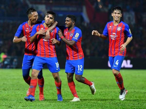 Pemain JDT Leandro Sebastian Velazquez (dua, kiri) meraikan jaringan bersama rakan-rakan ketika menentang Kedah pada Perlawanan Liga Super di Stadium Tan Sri Hassan Yunos Larkin semalam. Kedudukan separuh masa pertama JDT 1-0 Kedah. - Foto Bernama