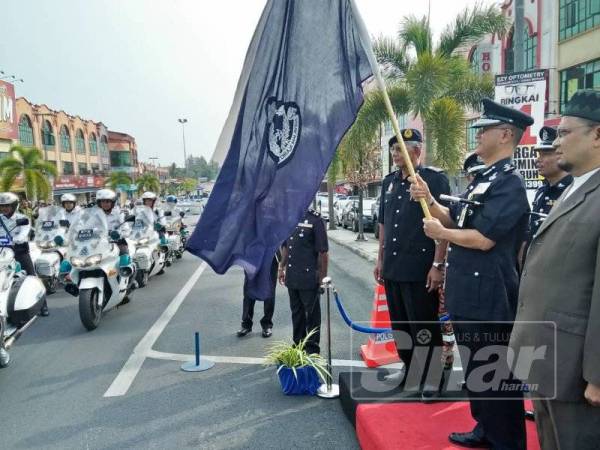 Hasanuddin (tengah) ketika merasmikan program Ops Selamat di Tanah Merah di sini hari ini.