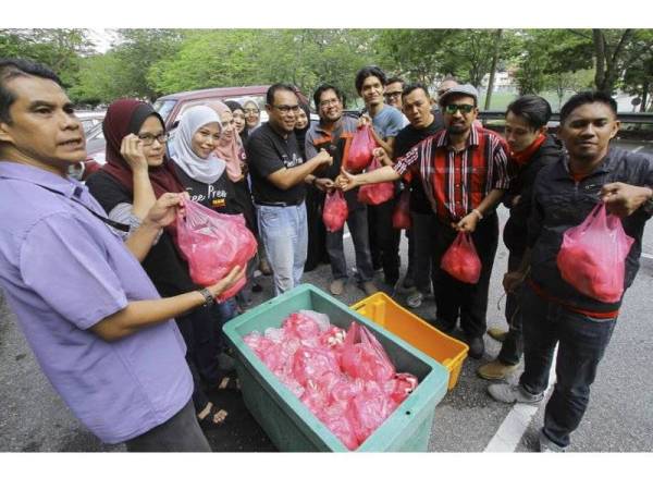 Buat julung-julung kalinya pengamal media menerima sumbangan ayam mentah sempena Aidilfitri.