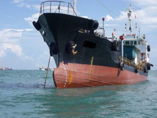 Dua kapal yang berjaya ditahan Zon Maritim Tanjung Sedili kerana berlabuh tanpa kebenaran di perairan Johor Timur dalam Op Khas Pagar petang semalam.