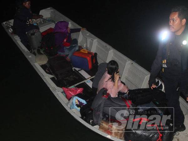 Sebuah bot gentian kaca yang ditahan bersama tiga wanita Indonesia dalam operasi di 0.3 batu nautika dari Pulau Ketam, Pelabuhan Klang, tengah malam tadi.