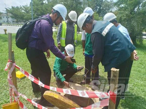 Pegawai dari Bahagian Higien JKKP Putrajaya dan JKKP Perak melakukan pengujian gas di dalam ruangan terkurung di lokasi kejadian.