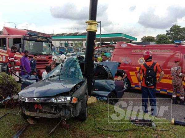 Kenderaan dipandu mangsa yang remuk selepas melanggar tiang lampu di Jalan Pontian - Taman Pulai Perdana hari ini.