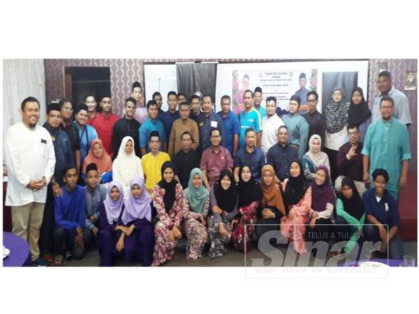 Mohd Asmirul (duduk tengah) bergambar bersama seluruh pimpinan dan atlet Persatuan Angkat Berat Kedah Darul Aman selepas Majlis Iftar 2019 di Restoran Anjung Kuala, Kuala Kedah, semalam.