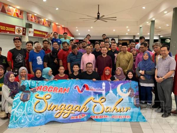 Maszlee (tengah) bersama penuntut dan peserta bergambar bersama pada majlis itu.