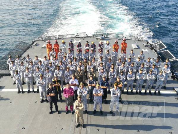 Mohamad (depan) bersama anggota TLDM pada Majlis Berbuka Puasa dan Penyampaian Bungkusan Hari Raya bersama Warga Kapal Diraja Pahang di perairan Laut China Selatan hari ini.