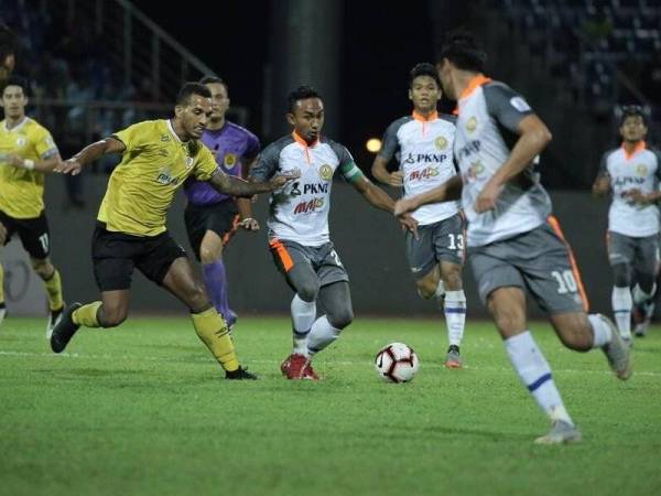 Kapten PKNP FC, Hafiz Ramdan mengawal bola pada aksi berdepan Perak baru-baru ini. - FOTO PKNP FC