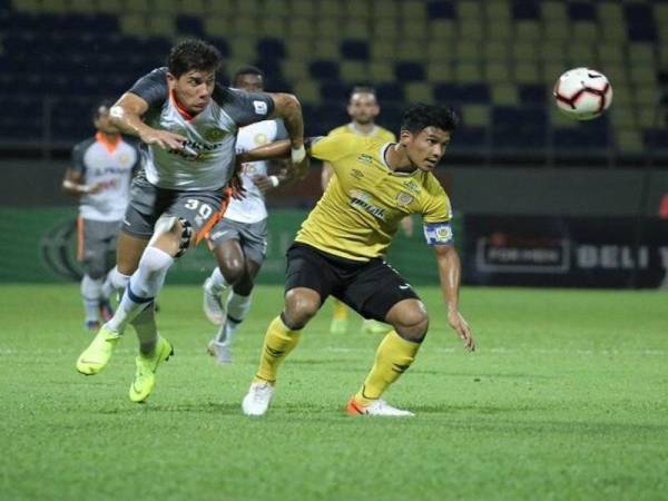 Pemain import PKNP FC, Guancarlo Lopez cuba melepasi kawalan pertahanan Perak baru-baru ini. - Foto PKNP FC