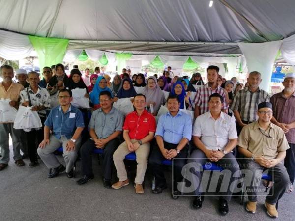 Maszlee (duduk, tiga dari kiri) bersama Mohd Zan (kiri) dan Mohd Norlisam (tiga dari kanan) sewaktu program SWM Kasih Santun Ramadan di Masjid Al-Hidayah Kampung Batu Enam, Simpang Renggam semalam. 