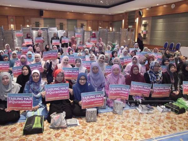 Kakitangan wanita TH menunjukkan sokongan terhadap kempen World #QuranHour dengan memegang plakad #QuranHour di Dewan Besar TH, Kuala Lumpur semalam.