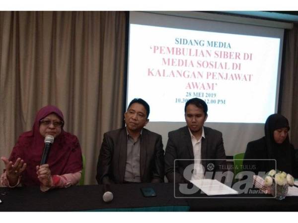 Dr Hafiz (dua, kanan) bersama Asiah (kanan) pada sidang media pembuli siber di Hotel De Art, Seksyen 7,di sini, hari ini.