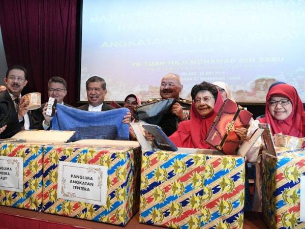 Tun Dr Siti Hasmah Mohd Ali melihat sebahagian barangan sumbangan Hari Raya yang akan diserahkan kepada anggota angkatan tentera yang bertugas pada Aidilfitri pada majlis penyampaian sumbangan tersebut di Wisma Pertahanan hari ini. Foto: Bernama