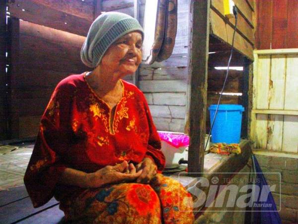 Fatimah yang berusia 90 tahun tinggal sendirian di Kampung Padang Jelapang, Chicha Tinggi.