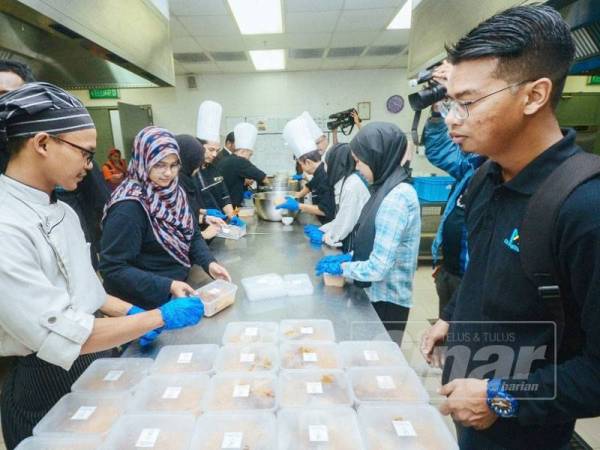 Kakitangan The Light Hotel bersama ahli Kelab Media Mutiara Pulau Pinang menyediakan pek makanan untuk diedarkan menerusi program jelajah singgah sahur yang diadakan malam tadi.