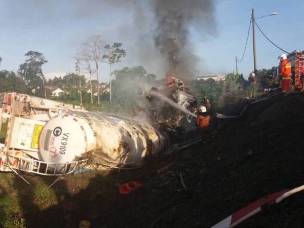 Anggota bomba berusaha memadamkan kebakaran dan mengeluarkan mangsa. Foto - Ihsan bomba