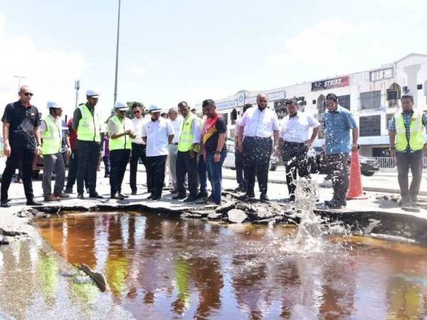 Kesan kerosakan jalan yang berlaku susulan kejadian paip berukuran 525 milimeter yang pecah di jalan ke Sungai Tua dari arah Batu Caves pagi tadi. FOTO: Twitter Amirudin