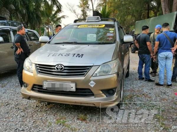 Salah sebuah teksi yang ditahan PGA di Jalan Besar Morib, Selangor awal pagi semalam kerana membawa PATI.