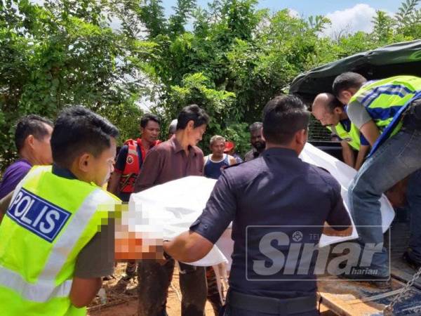 Mangsa diangkat keluar selepas ditemui pada jam 1.50 petang tadi
