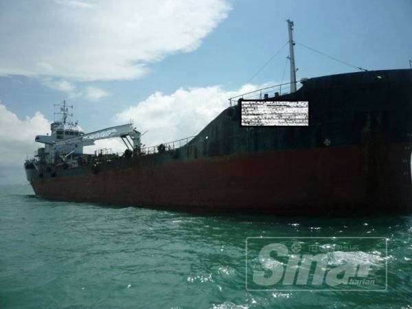 Kapal tangki yang berdaftar di Cook Islands itu ditahan bot ronda Maritim Malaysia di kedudukan 3.5 batu nautika Timur Tanjung Penyusop jam 2 petang dalam Op Khas pagar Laut 2/19, petang semalam.