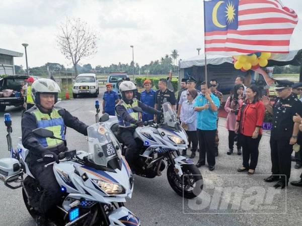 Azman ketika melepaskan petugas pada Majlis Pelancaran Op Bersepadu dan Kempen Keselamatan Jalan Raya di Plaza Tol Hutan Kampung hari ini.