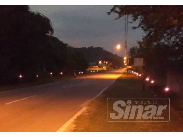 Suasana meriah di sekitar kawasan kampung di Bukit Tengah apabila pelita mula dipasang di tepi jalan.