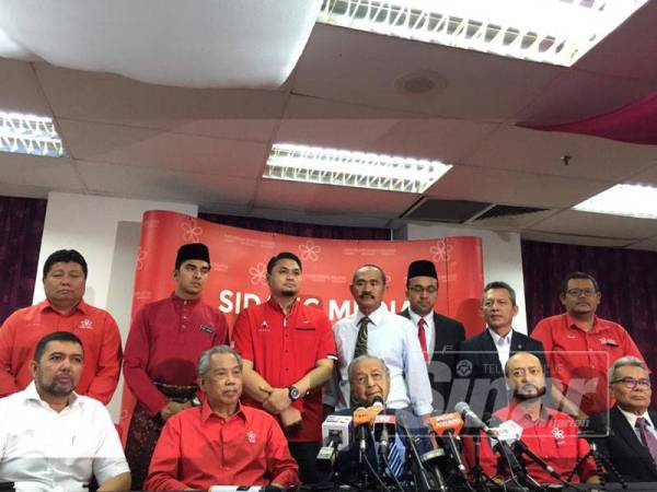 Dr Mahathir bercakap pada sidang media selepas mempengerusikan Mesyuarat Majlis Pimpinan Tertinggi Bersatu di sini hari ini.