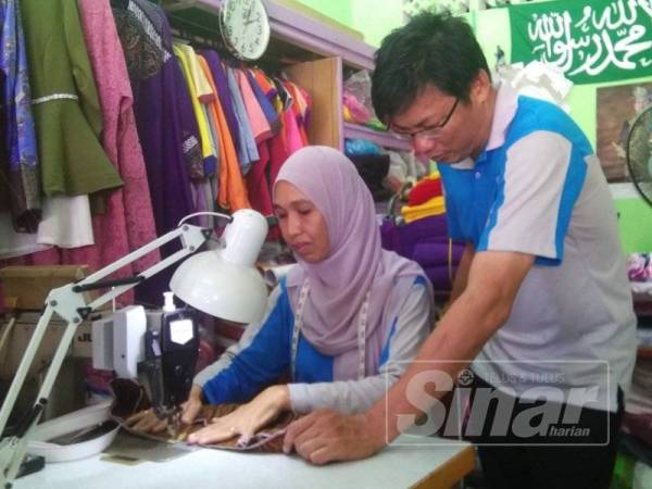 Auf dan isterinya mengusahakan kedai jahit pakaian di Jalan Gagah, Taman Terendak Sungai Udang.