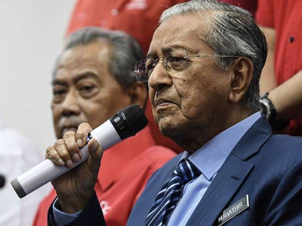 Perdana Menteri yang juga Pengerusi Parti Pribumi Bersatu Malaysia Tun Dr Mahathir Mohamad (kanan) ketika sidang media selepas mempengerusikan Mesyuarat Majlis Pimpinan Tertingi Parti Pribumi Bersatu Malaysia di Yayasan Selangor hari ini. - Foto Bernama