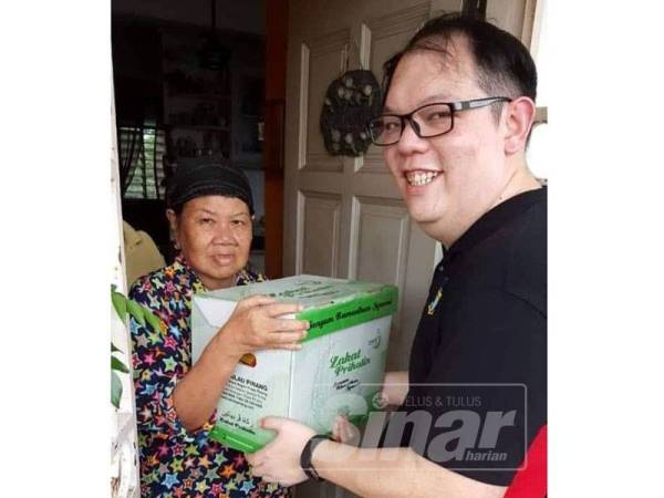 Gambar ADUN Pulau Tikus Chris Lee Chun Kit yang mengagihkan hamper zakat di Pulau Tikus mendapat kecaman pelbagai pihak.