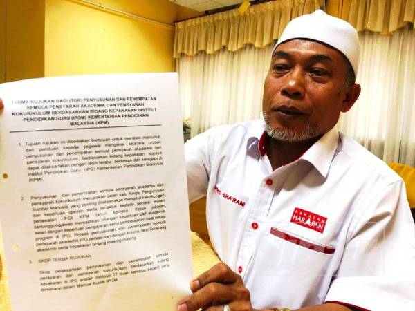 Mohd Sharani menunjukkan surat pekeliling yang dikeluarkan dua minggu lalu.