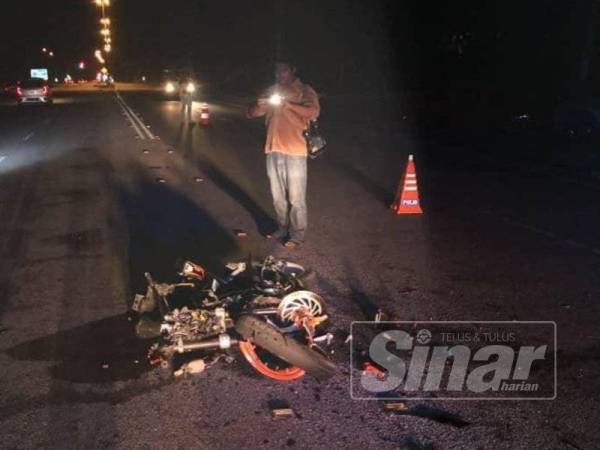 Motosikal ditunggang Rozaimy bersama rakan tidak sempat mengelak lalu melanggar lori tangki yang membelok masuk ke stesen minyak berkenaan.