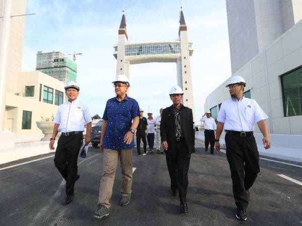 Ahmad Samsuri (dua dari kiri) meninjau persiapan akhir darwbridge sebelum dibuka bagi laluan percubaan bermula 2 Jun.