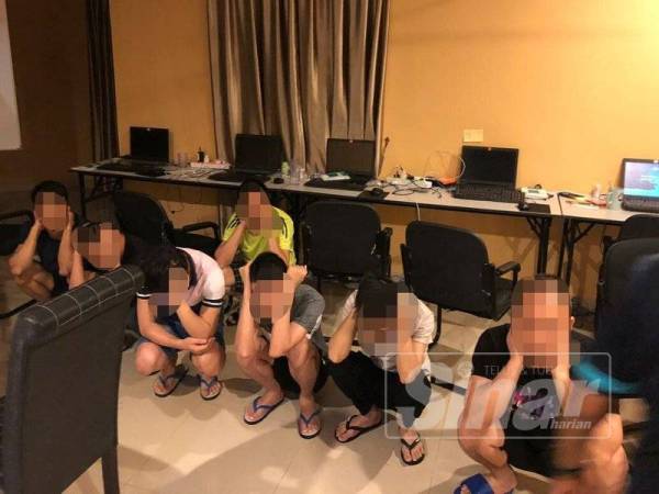 Antara warga China dipercayai terlibat dalam sindiket judi online yang ditahan dalam serbuan di sebuah banglo di Taman Len Sen, Kuala Lumpur, kelmarin.