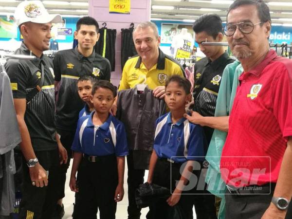 Durakovic bersama sebahagian pemain Liga Super Perak meraikan anak-anak yatim membeli kelengkapan Aidilfitri.