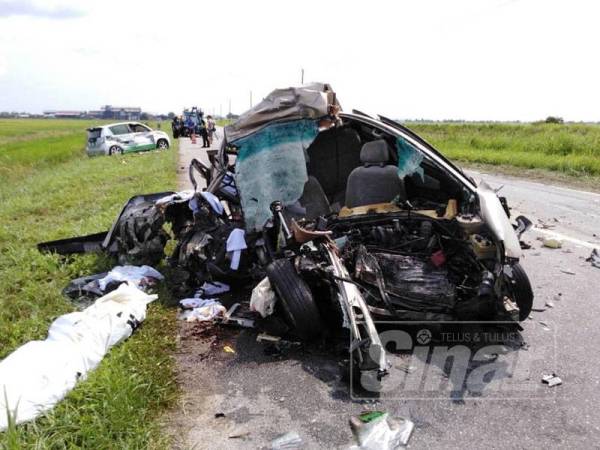 Keadaan kereta mangsa yang remuk selepas bertembung dengan lori sebelum berpusing melanggar kereta lain.