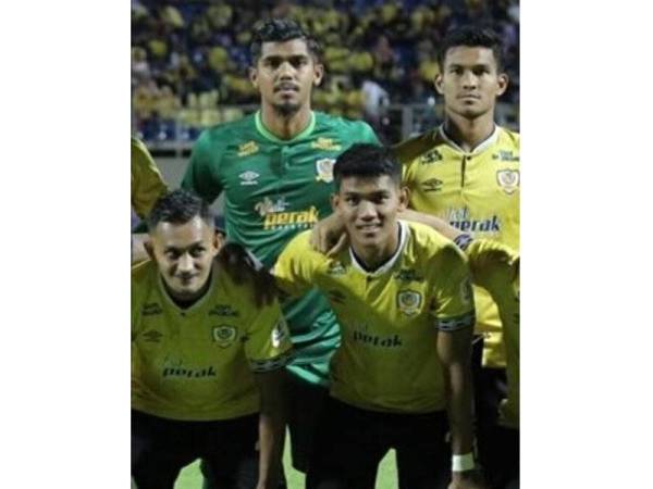 Shahrel Fikri (bawah, kanan) bersama kesebelasan Perak.