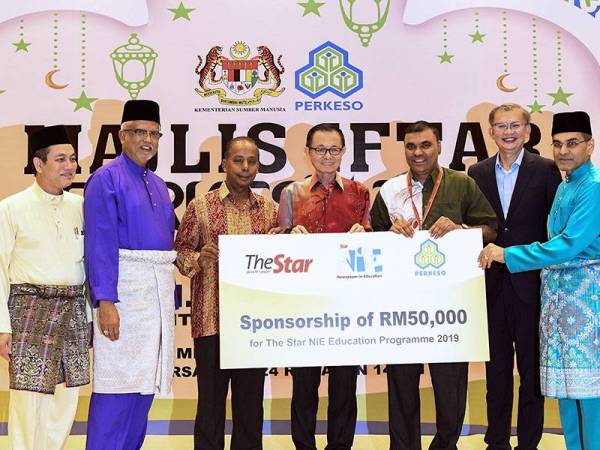 Menteri Sumber Manusia M. Kula Segaran (tiga, kiri) menyampaikan replika cek kepada Pengerusi Star Media Group Berhad Datuk Fu Ah Kiow (tengah) sempena program CSR bersama The Star menerusi Newspaper-in-Education (NiE) ketika Majlis Iftar Perkeso 2019 malam ini. Turut sama Timbalan Menteri Sumber Manusia Datuk Mahfuz Omar (dua, kiri) dan Ketua Eksekutif Perkeso Datuk Seri Dr Mohammed Azman Aziz Mohammed (kanan). - Foto Bernama