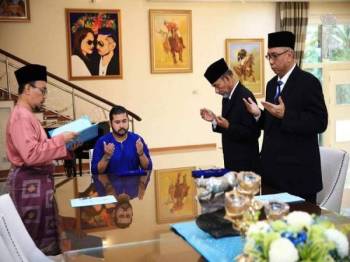 TMJ kongsi video Mukhriz tidak bersalam dengan Sultan Johor