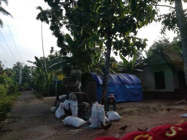 Khemah menjadi rumah penduduk di kampung ini berteduh selepas kediaman mereka musnah. - Foto Sinar Harian