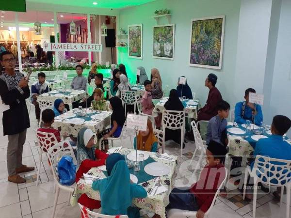 Majlis berbuka puasa ini diadakan untuk meraikan anak-anak yatim ini bertempat di Shah Alam Convention City (SACC) Mall di sini semalam.