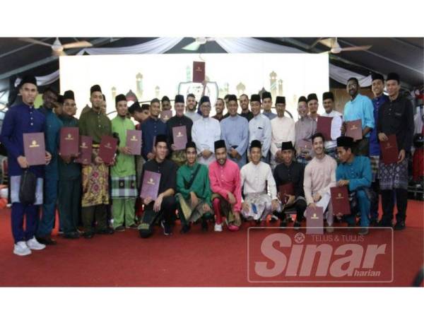 Ahmad Faizal bergambar bersama pemain serta pegawai skuad Liga Super Perak pada majlis berkenaan semalam.