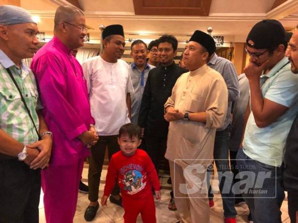 Ahmad Jazlan (dua dari kanan) berbual dengan wartawan Kelantan selepas Colek Perdana Kemudi UMNO, semalam.