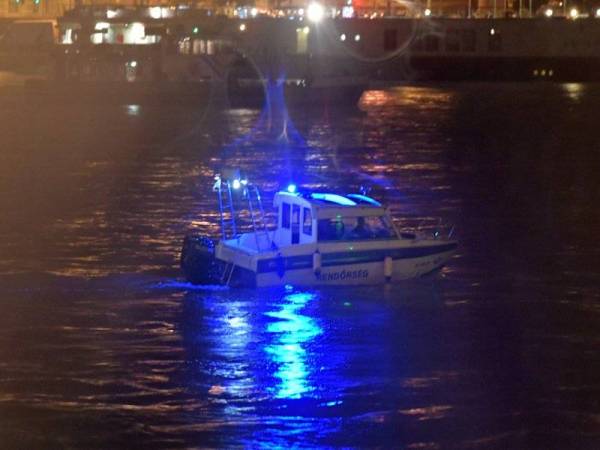 Pasukan polis menggunakan bot dalam operasi mencari mangsa ekoran insiden bot persiaran karam di Sungai Danube. - Foto AFP