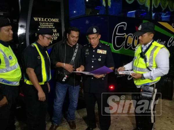 Kamarulzaman (dua dari kanan) melakukan pemeriksaan terhadap pemandu bas ketika pemeriksaan bas ekspres sempena Op Selamat 15/2019 di Terminal Bas Kuantan di sini malam tadi.