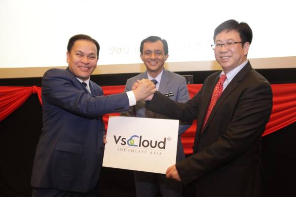 
Dari kiri: Norman, Ahmad Idham dan Yongquang pada pelancaran VSO Cloud Asia Tenggara Sdn Bhd di pejabat Finas, Ampang baru-baru ini.