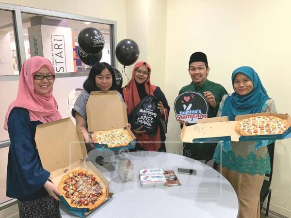 Wartawan Meja Rencana Sinar Harian menerima Piza Ssamjeang sebagai juadah berbuka puasa yang diedarkan wakil Domino&#039;s, di pejabat Sinar Harian Shah Alam, Selangor semalam.