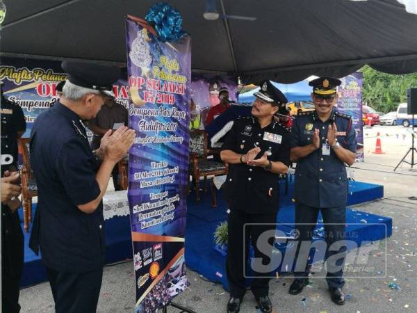 Othman menyempurnakan gimik pelancaran Ops Selamat 15/2019 peringkat Kontinjen Pahang di sini hari ini.