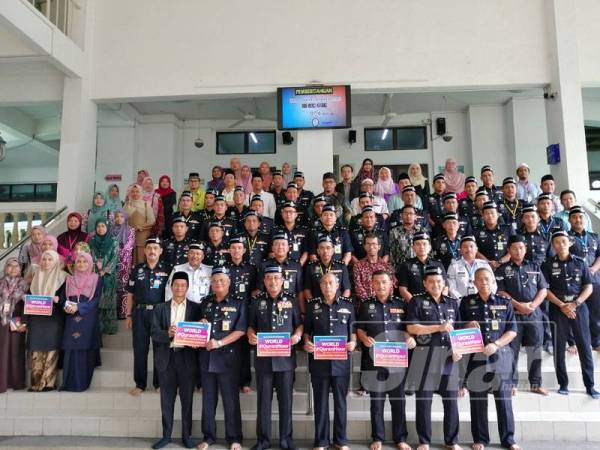 Sebahagian peserta World #QuranHour PDRM bergambar bersama-ramai di Masjid PDRM. 