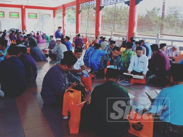 Sebahagian orang ramai dan penjawat awam yang hadir menjayakan program majlis perasmian tadarus dan khatam al-Quran World #Quran Hour peringkat negeri di Masjid Cina Krubong di sini hari ini.